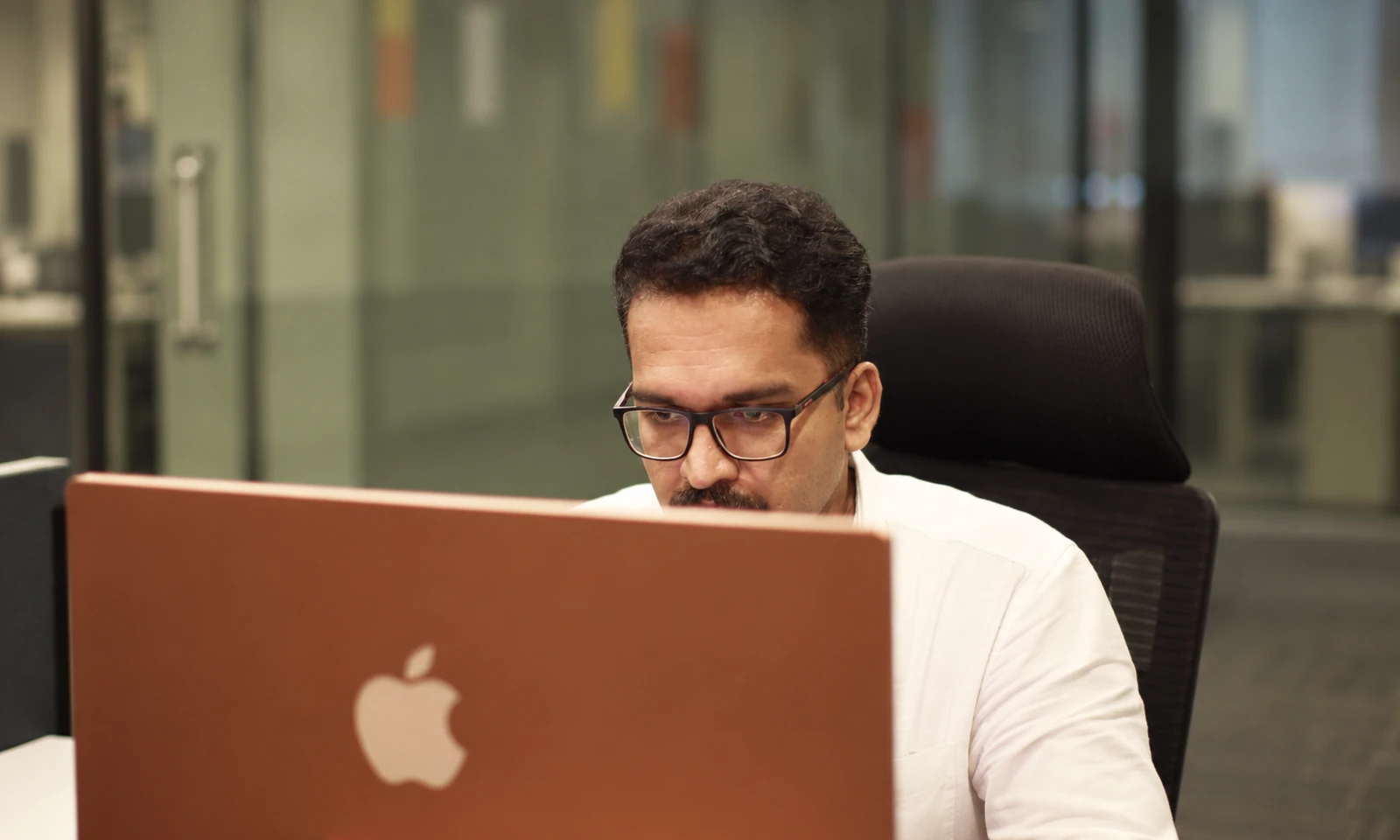 Naveen working at his desk in the Artocea studio